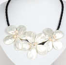 White Pearl di cristallo e la collana di fiori conchiglia con chiusura magnetica