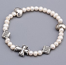 Adorável suave 4 -5mm Branco Pérola de Água Doce frisada pulseira com encantos Tibet Prata Cruz Coração