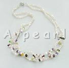 collana di perle e pietre multi