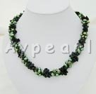 collar de perlas y de ágata azul