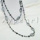 concha de perla y collar de piedra negro