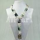 collar de perlas y piedras del Amazonas