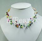 collar de perlas de varios colores