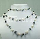 Discount white and black pearl necklace`