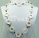 Shell y collar de granate de la moda