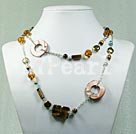 concha de perla y collar de ojo de tigre