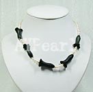 perla y negro, collar de flores de piedra