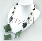 collar de perlas y piedras negro