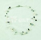 y un collar de perlas de cristal de piedra negro