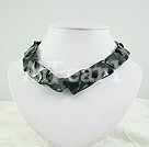collar de piedra negro
