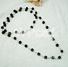 collar de perlas y piedras negro