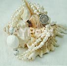 brazalete blanco perla y concha de mar