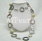 shell collana di perle e cristalli