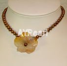 collar de flores de perlas y de ágata
