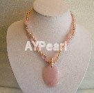 perla y collar de cuarzo rosa