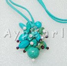 de color turquesa y collar de granate