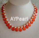 collar de perlas y coral