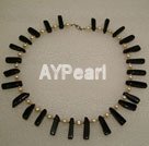 collar de perlas y piedras negro