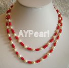 collar de perlas y coral
