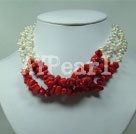 colar de pérolas e coral