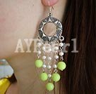 pendientes de perlas de color turquesa y amarillo