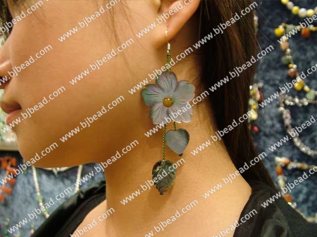 black lip shell flower earrings