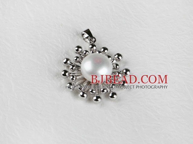lovely white pearl pendant( no chains)