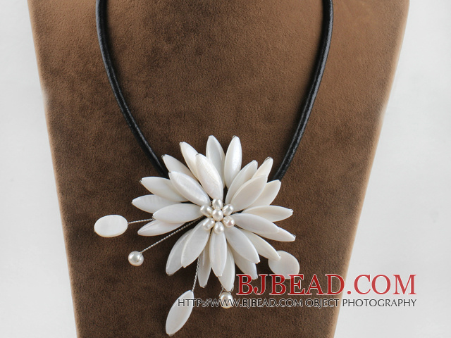 17.7 inches white shell flower pearl necklace with magnetic clasp