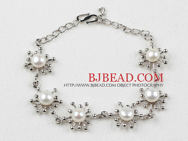 Fashion Style White Freshwater Pearl Flower Metal Bracelet with Adjustable Chain