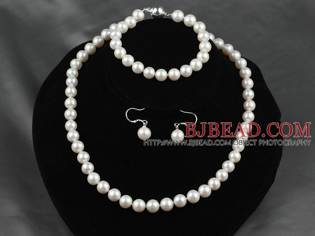 8.5-9mm A Grade Round Natural White Freshwater Pearl Set ( Necklace Bracelet and Matched Earrings )