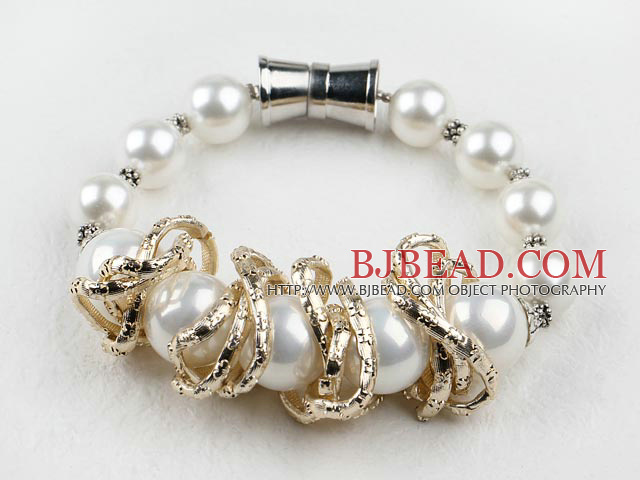 white sea shell beads bracelet with magnetic clasp