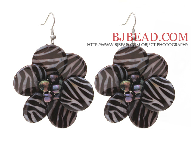 Nice Round Disc Shape White Black Banded Shell And Black Freshwater Pearl Flower Earrings